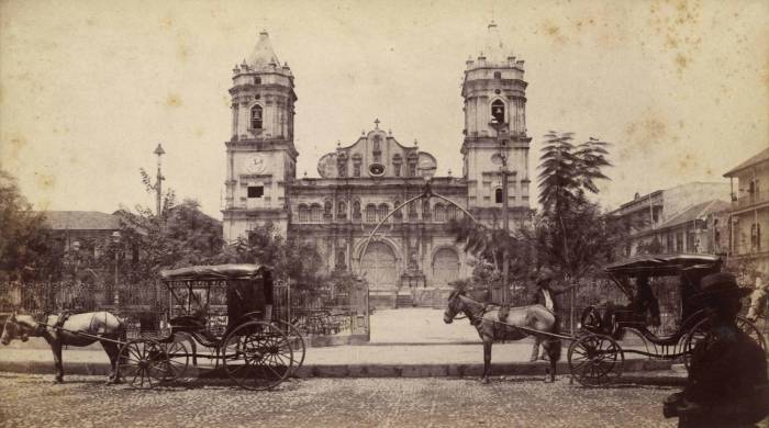 William H. Fletcher: plaza Catedral, Panama, 1890. Vista de la plaza y la catedral, con carruajes tirados por caballos sobre la calle adoquinada.