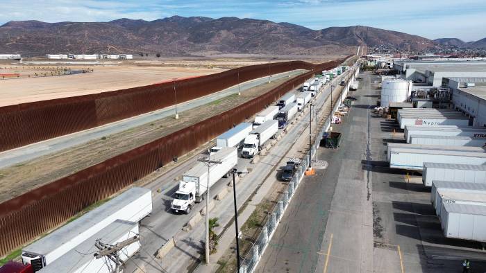 Fila de vehículos de carga para cruzar una garita hacia EEUU, este miércoles en la ciudad de Tijuana, México.