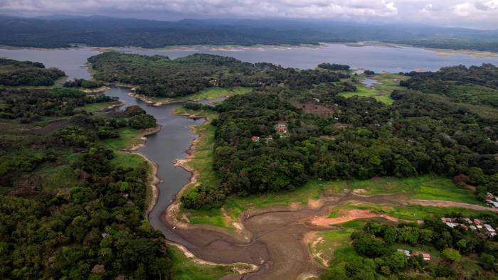 El lago Alhajuela abastece de agua a las esclusas del Canal de Panamá.