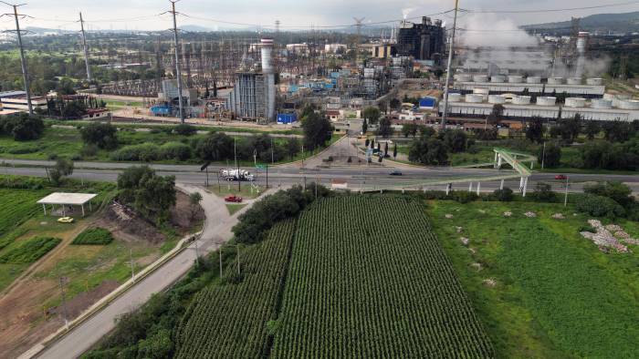 Central Termoeléctrica Francisco Pérez Ríos, de la Comisión Federal de Electricidad (CFE) y la Refinería de Pemex en Tula de Allende, estado de Hidalgo, México.