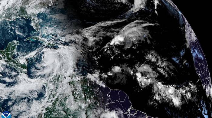 Imagen cedida por el Centro Nacional de Huracanes (NHC) estadounidense del pronóstico de cinco días del paso de la tormenta Rafael por el Caribe hacia Cuba y las Islas Caimán.