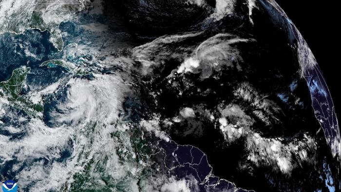 Imagen cedida por el Centro Nacional de Huracanes (NHC) estadounidense del pronóstico de cinco días del paso de la tormenta Rafael por el Caribe hacia Cuba y las Islas Caimán.