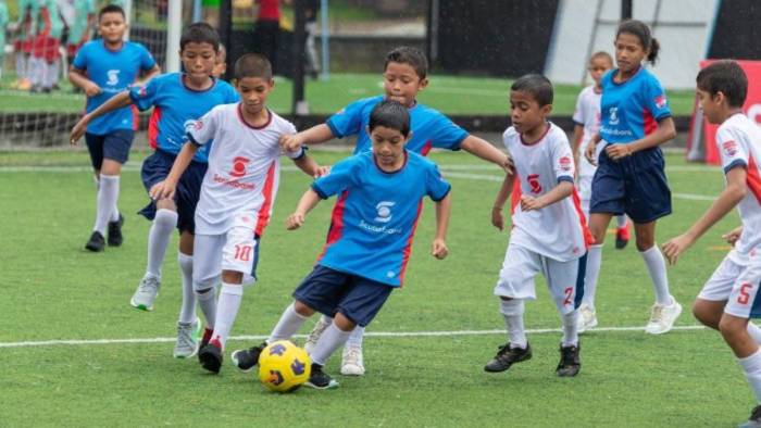 El fútbol es uno de los que más se desarrolla, pero por iniciativa en algunos casos de escuelas y academias.