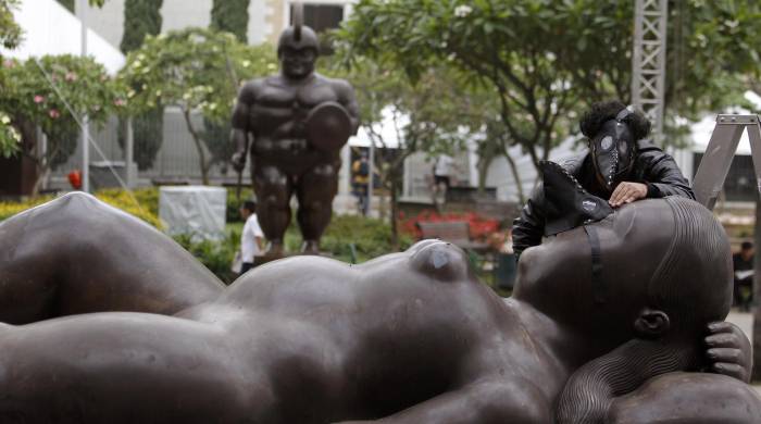 Vista de la obra Venus Dormida de Fernando Botero en Medellín.