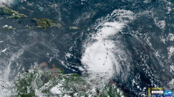 Captura de una imagen satelital de la Subdivisión de Meteorología Regional y de Mesoescala y del Instituto Cooperativo para la Investigación Atmosférica de la Universidad Estatal de Colorado donde se muestra una vista del ojo del huracán Beryl durante su paso por el Caribe.