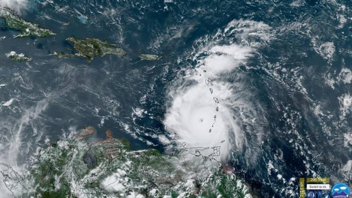 Captura de una imagen satelital de la Subdivisión de Meteorología Regional y de Mesoescala y del Instituto Cooperativo para la Investigación Atmosférica de la Universidad Estatal de Colorado donde se muestra una vista del ojo del huracán Beryl durante su paso por el Caribe.