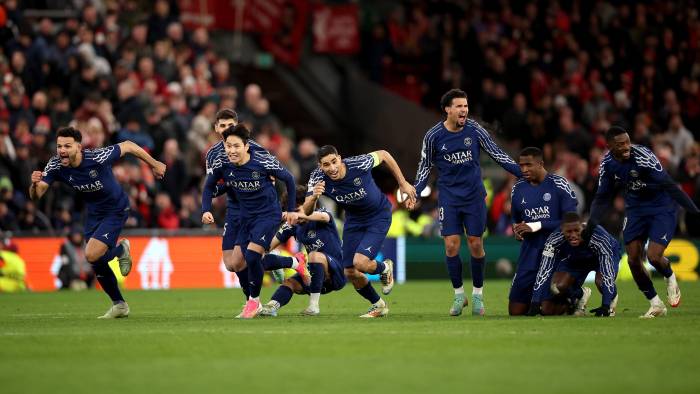 Los jugadores del PSG celebran el pase a cuartos tras el partido de vuelta de octavos de final de la UEFA Champions League entre el Liverpool FC y el Paris Saint-Germain.