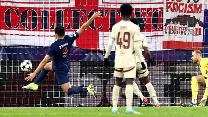 El delantero del PSG, Goncalo Ramos (izq.) marca un gol durante el partido de la sexta jornada de la UEFA Champions League.