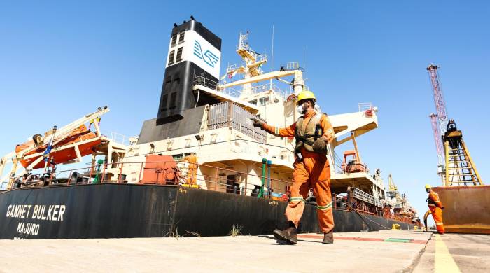 Fotografía cedida por Divulgación Porto do Açú de un trabajador durante las operaciones con un barco anclado en el puerto de Açu, el 5 de mayo de 2021, en la ciudad de São João da Barra, Río de Janeiro (Brasil).