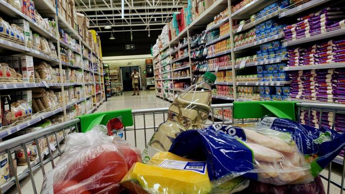 Fotografía de varios productos al interior de un carro de supermercado el 17 de enero 2024, en Santiago, Chile.