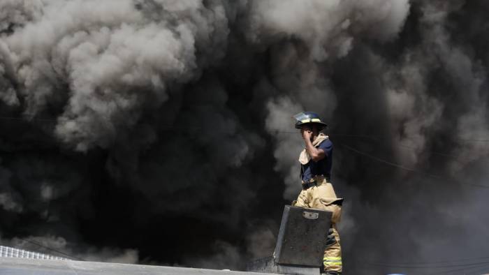 El fuego se registró en la parte superior del local comercial.