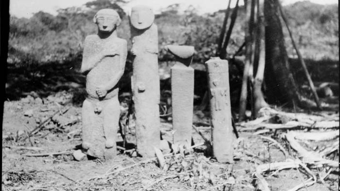 Esculturas de piedra en forma de columna sustraidas por el britanico A.H. Verrill en 1925 en El Caño. Inicialmente se llevaron al National Museum of the American Indian (NMAI) y actualmente son parte del Instituto Smithsoniano de Washington, D.C.