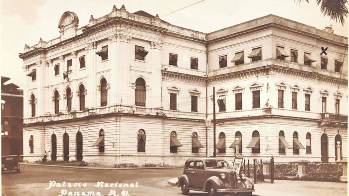 Es notable el rápido deterioro del edificio reflejado en esta imagen de los años cuarenta. Se le añadieron metros cuadrados en la parte superior y se elimina la bóveda, perdiendo la gracia y proporciones del proyecto original. Durante los años setenta se construye sobre la playa y la muralla colonial un edificio de estacionamientos que desconfiguró la relación del edificio con el mar y la presencia del objeto histórico.