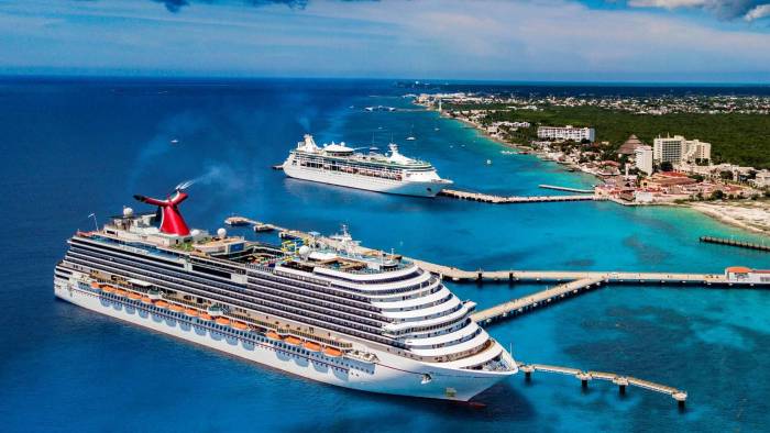 Vista aérea de dos cruceros atracando en la isla de Cozumel en el estado de Quintana Roo (México).Heyder Castillo.