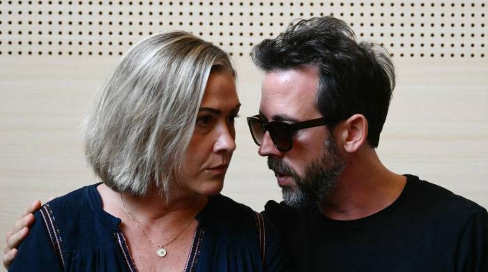 Caroline Darian (izq.) está junto a su hermano Florian Pelicot en el juzgado durante el juicio contra su padre, acusado de drogar a su madre durante casi diez años e invitar a desconocidos a violarla en su casa de Mazan, una pequeña ciudad del sur de Francia, en Avignon, el 2 de septiembre de 2024