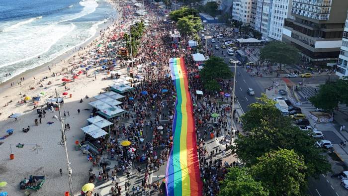 Fotografía tomada con drone del 'Desfile del Orgullo LGBTIQ+' este domingo en playa de Copacabana, Río de Janeiro.