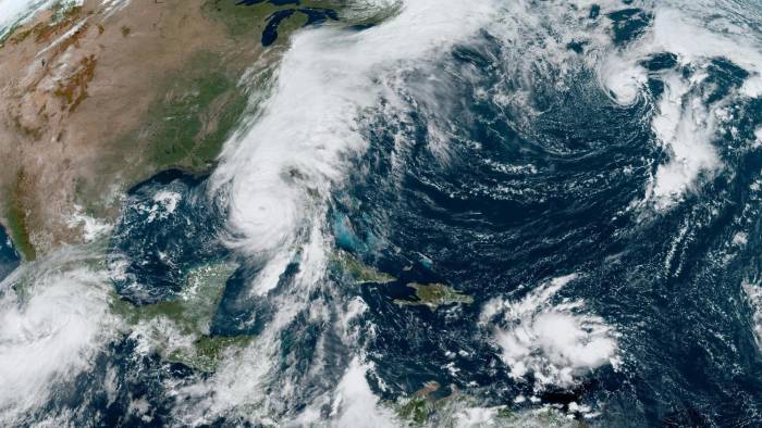 Fotografía donde se muestra la localización del huracán Helene (c) en el Golfo de México, y la tormenta tropical Isaac (d) en el Atlántico norte.