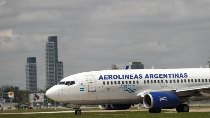 Fotografía de archivo fechada el 9 de octubre de 2017 de un avión de Aerolíneas Argentinas en el Aeroparque Internacional Jorge Newbery, en Buenos Aires.