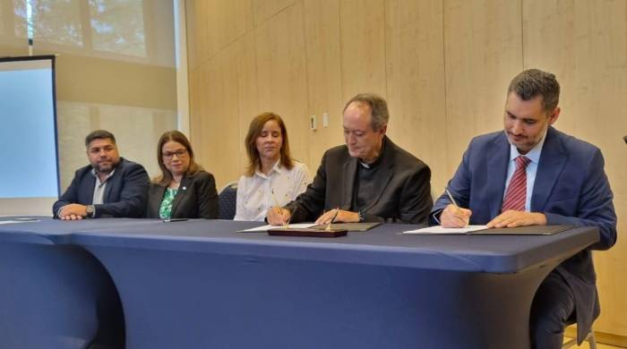 El convenio fue firmado por el Padre Emilio Garreaud Indacochea, Rector de la Universidad Juan Pablo II y Marvin Castillo, Presidente de la Fundación Nacional para el Desarrollo de las STEAM.