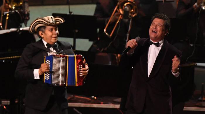 El cantautor colombiano Carlos Vives (der.) y el músico colombiano Egidio Cuadrado (izq.) se presentan en el escenario durante la gala Persona del Año 2021 de la Academia Latina de la Grabación, en honor al músico, actor y activista panameño Rubén Blades.