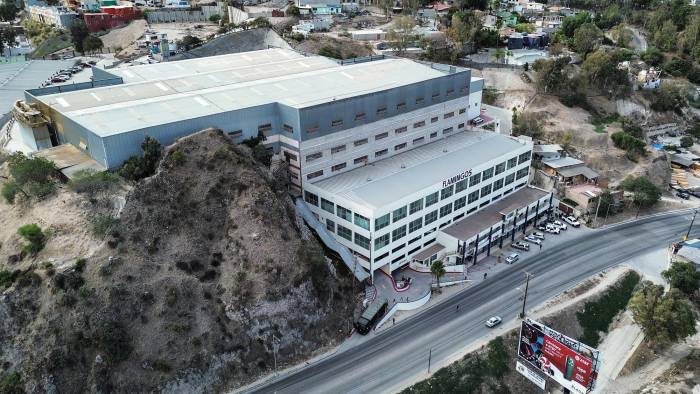 Centro comercial que se habilitará como albergue para migrantes deportados en la ciudad de Tijuana, en Baja California (México).