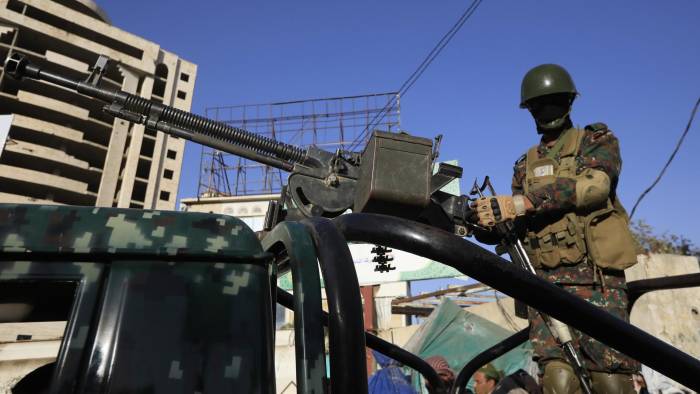 Un soldado hutí patrulla en un vehículo con una ametralladora durante una protesta tras los ataques aéreos contra los rebeldes en Yemen por parte de Estados Unidos y el Reino Unido, en Saná, el 12 de enero de 2024.