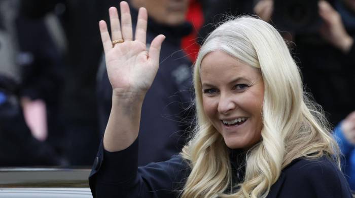 La princesa heredera Mette-Marit de Noruega saluda al salir de la ceremonia celebrada en el Memorial del Muro de Berlín el 9 de noviembre de 2023.