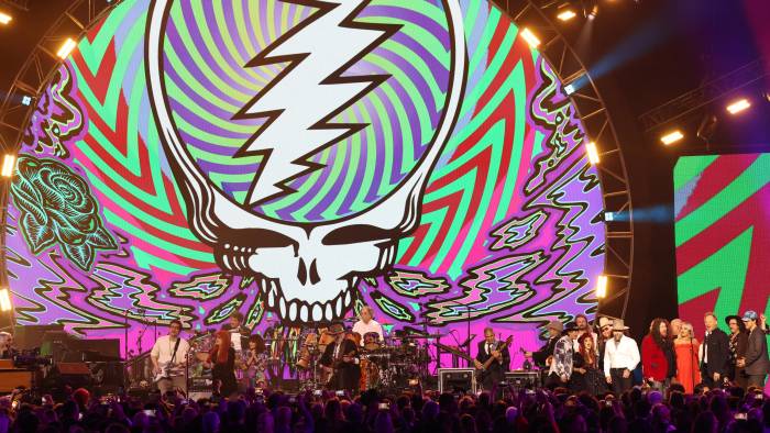 Las cantautoras Wynona Judd, Nora Jones, amigos y otros artistas se unen a la banda de rock estadounidense Dead &amp; Company en el escenario durante la gala benéfica Persona del Año 2025 de MusiCares en el Centro de Convenciones de Los Ángeles.