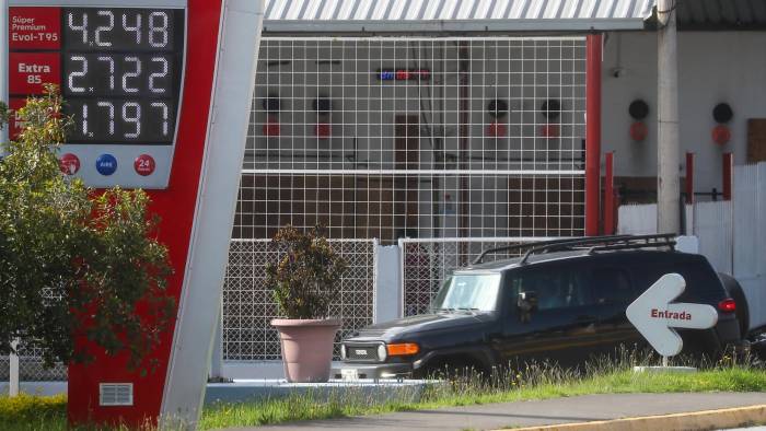 Fotografía que muestra un aviso con los precios de combustibles en una gasolinera este viernes en Quito.