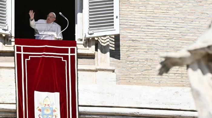 El Papa Francisco dirige la oración del Ángelus desde su ventana en la plaza de San Pedro, en el Vaticano.