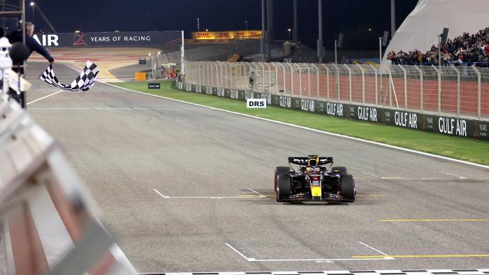 El piloto de Red Bull Racing Max Verstappen cruza la meta en el circuito de Sakhir, Baréin.