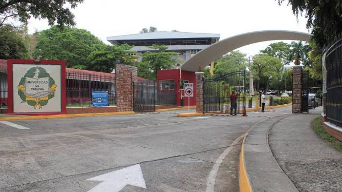 Flores insistió en su mensaje de bienvenida en la protección de la soberanía panameña por parte de la Universidad de Panamá.