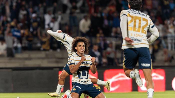 Adalberto Carrasquilla celebrando la victoria del Pumas frente al Mazatlán.