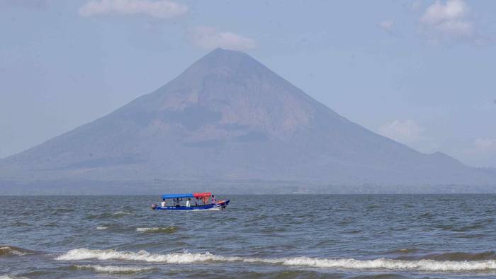 Una embarcación de turistas navega en el lago cocibolca frente al volcán concepción de la isla de Ometepe este jueves, en la ciudad de Rivas, Nicaragua.