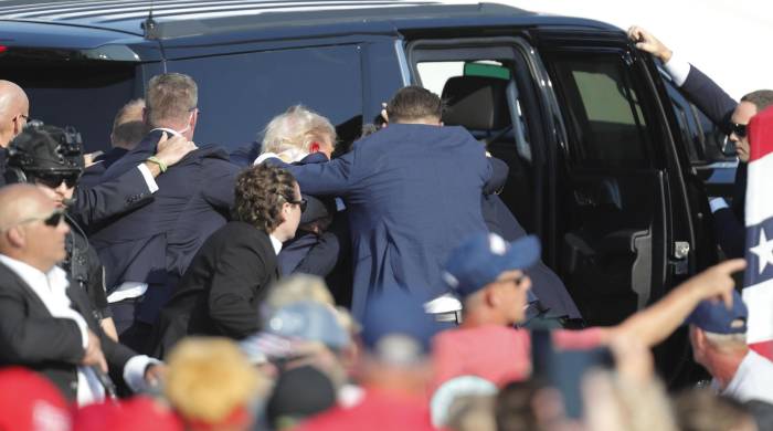 El expresidente de EE.UU., Donald Trump, es evacuado del mitin en Butler, Pensilvania.