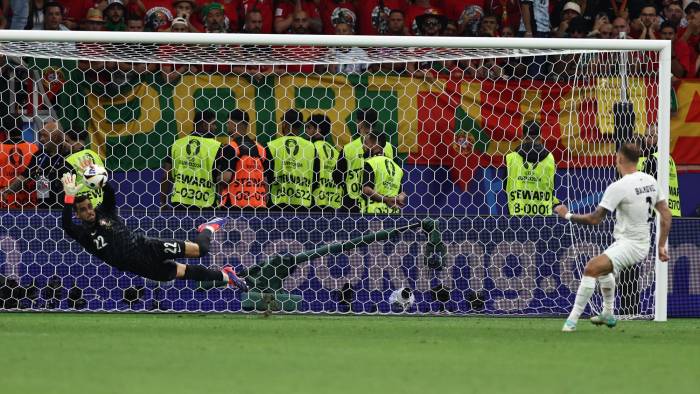 El portero Diogo Costa durante la tanda de penales contra Eslovenia.