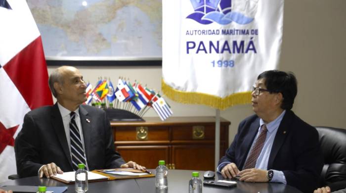 El administrador de la AMP, Luis Roquebert, y el vicepresidente ejecutivo de Evergreen Marine, Eric Wang.