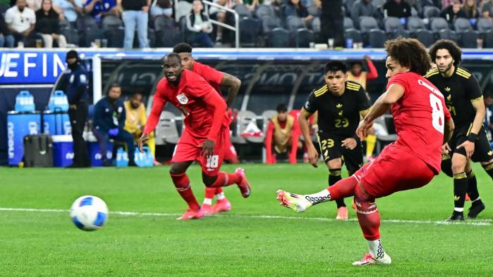 El panameño Adalberto Carrasquilla ejecutando un tiro penal frente a México.