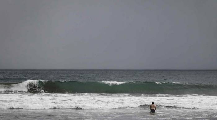 Un hombre se baña en el mar en playa Jacó, en el pacífico central, a 130 kms de San José (Costa Rica).