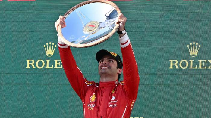 El español Carlos Sainz (Ferrari) celebra tras ganar este domingo el Gran Premio de Australia.