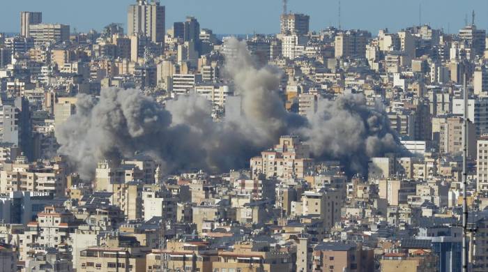 El humo se eleva después de un ataque israelí en el distrito de Dahieh en Beirut, Líbano, el 22 de octubre de 2024. Al menos 13 personas murieron después de un ataque aéreo israelí cerca del hospital público más grande del Líbano, en el sur de Beirut, dijo el Ministerio de Salud libanés. Según este último, más de 2.400 personas han muerto y más de 11.600 han resultado heridas en el Líbano desde el inicio de las recientes escaladas de hostilidades.