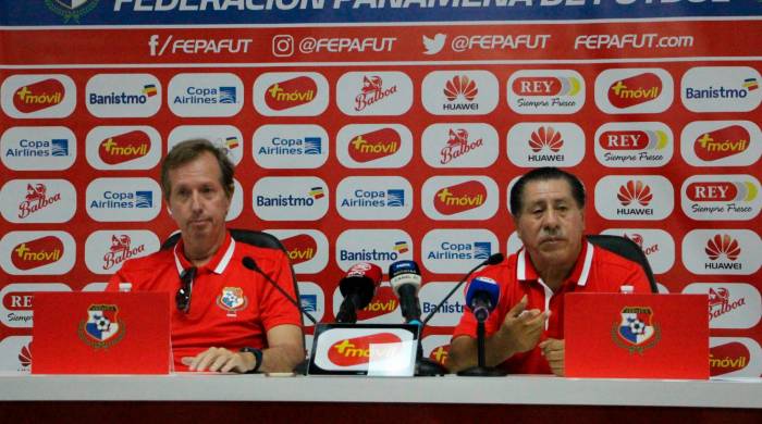 Stempel junto a su inseparable amigo y asistente, Pascual ‘Chato’ Ramírez, en una rueda de prensa.