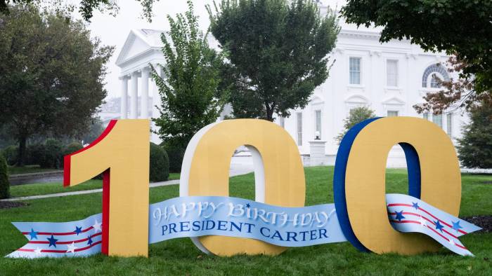 Un cartel en el jardín norte de la Casa Blanca desea un “Feliz cumpleaños” al expresidente estadounidense Jimmy Carter cuando cumpla 100 años, en Washington, DC, el 1 de octubre de 2024.