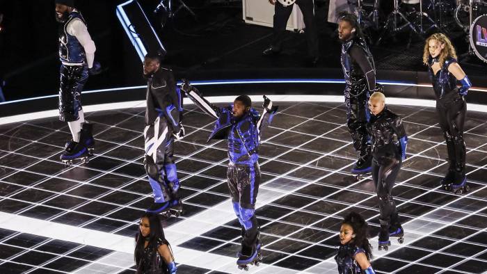 Usher (c) se presenta durante el espectáculo de medio tiempo del Super Bowl LVIII entre los Kansas City Chiefs y los San Francisco 49ers en el Allegiant Stadium, en Las Vegas, Nevada (EE.UU.), este 11 de febrero de 2024.