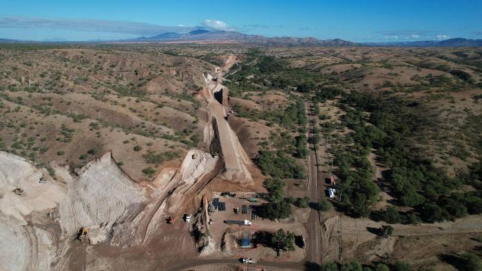 Vista panorámica de la construcción del llamado ‘tren fantasma’ que cruzará desde Sonora (México) hacia Arizona (Estados Unidos), a través de áreas protegidas.