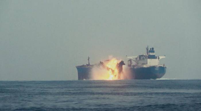 Captura de pantalla cedida por el centro de comunicaciones de los hutíes, donde se observa una explosión en el buque petrolero británico Cordelia Moon.