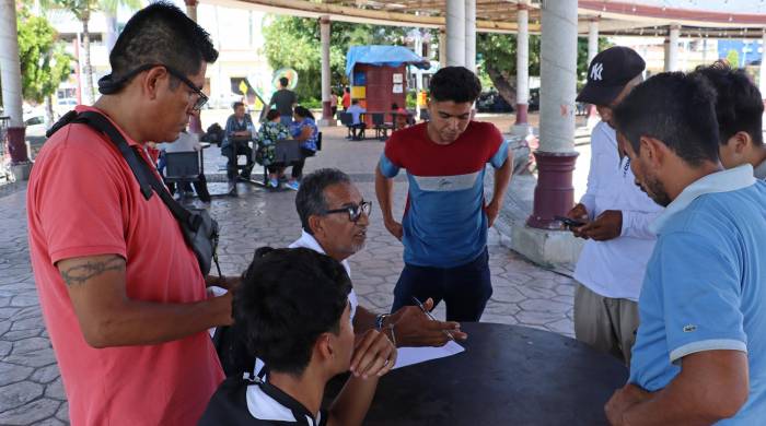 Migrantes permanecen en una plaza pública del municipio de Tapachula, este sábado en el estado de Chiapas (México).