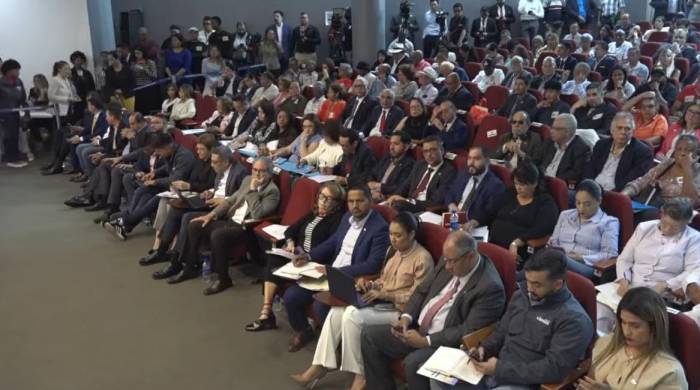 La comisión se reúne en el auditorio Carlos Titi Alvarado, en el cuarto piso del edificio de la Asamblea Nacional.