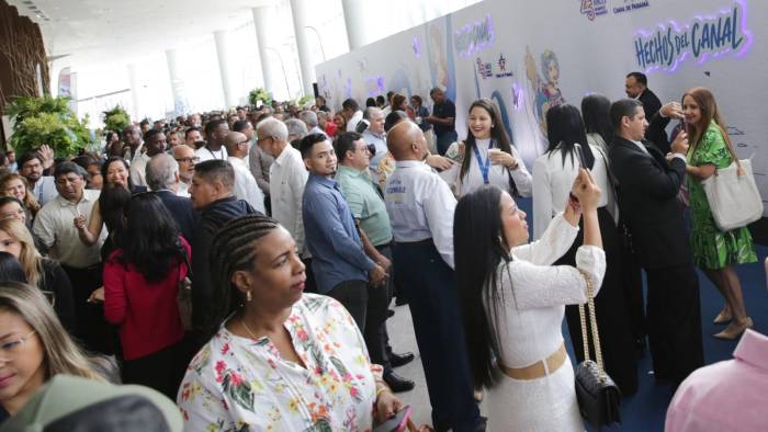 Colaboradores e invitados durante el evento del Canal.