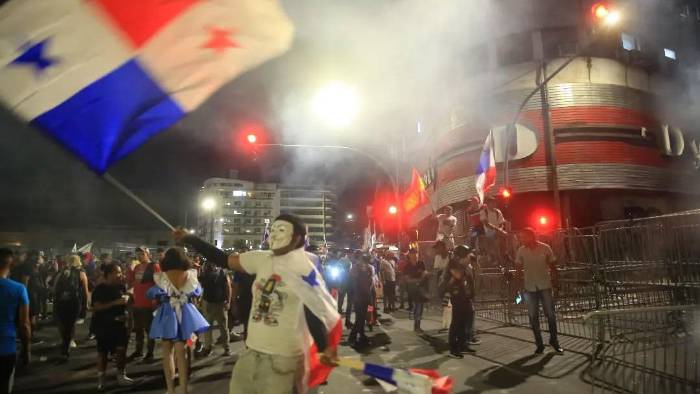 Panameños protestan por la firma del contrato minero en 2023.